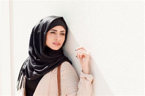 Jun 16, 2021 · menggunakan pashmina hitam yang dipadukan dengan long dress berwarna hitam juga membuat penampilan tetap cantik dan elegan. Tidak hanya hitam, 7 warna hijab juga cocok untuk gaya ...