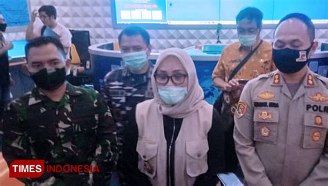 Kota ini merupakan salah satu kota besar di jawa barat yang berbatasan langsung. Jawa Barat Kenalkan Istilah Baru Pengganti New Normal, 'Adaptasi Kebiasaan Baru' | TIMES Indonesia