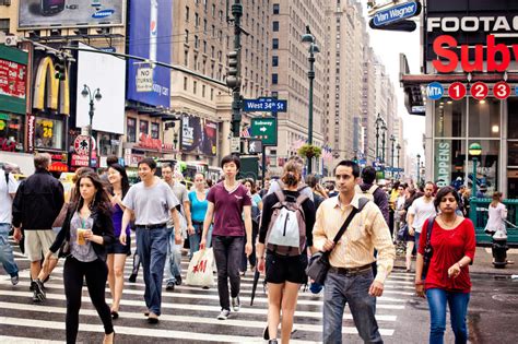 Daily death toll doubles with total fatalities topping 4,000 as doctor describes life at field hospital in central park where patients. Leute, Welche Die Straße In New York Kreuzen ...