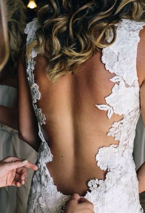 Una bellissima coppia coronerà il proprio sogno d'amore come evitare di scrivere frasi un po' banali e, invece, sorprendere gli sposi? Backless dress | Sposa, Matrimonio, Abiti da sposa