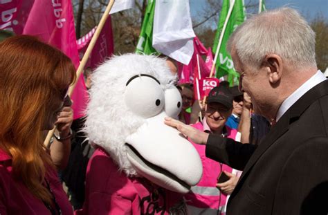 „du hurentochter, ich hau deinen freund tot, droht arthur.ksv. Tarifrunde im öffentlichen Dienst: Horst Seehofer zeigt ...