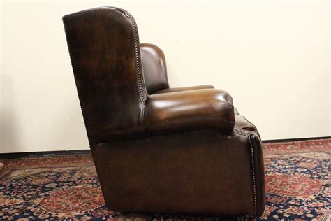 Tracce leggere di usura legata alletà. Divano Chesterfield due posti monk in pelle marrone russet ...