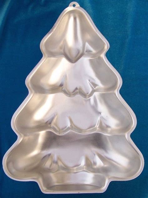 You never need to adjust the oven temperature: Wilton Christmas Tree Cake Pan 2105 9410 Retired Holiday Tree Vintage #Wilton | Holiday tree ...