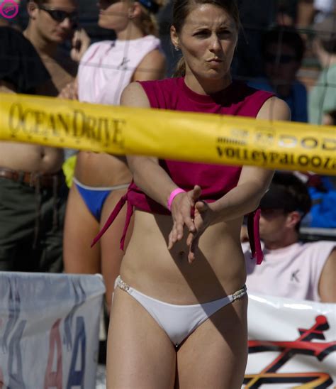 The russia women's national volleyball team is governed by the russian volleyball federation and takes part in international volleyball competitions. dumpert.nl - beachvolley