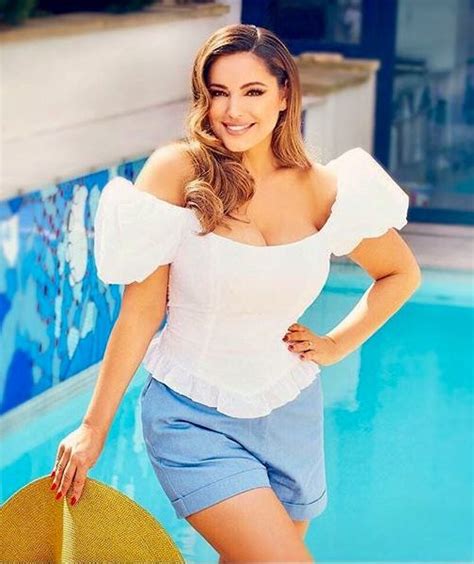 Lift your spirits with funny jokes, trending memes, entertaining gifs, inspiring stories, viral videos, and so much more. Pin di Jesus Hernandez su Kelly Brook 2