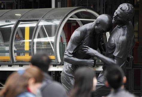 Lift your spirits with funny jokes, trending memes, entertaining gifs, inspiring stories, viral videos, and so much. La statua della testata di Zidane - UNOTRE