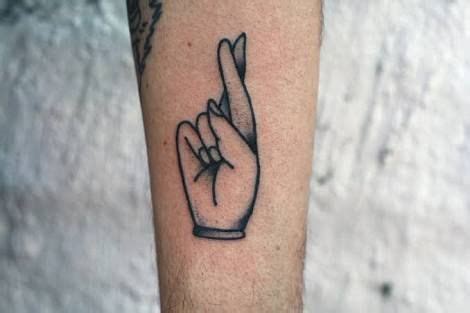 Incrociare le dita è un gesto scaramantico che ha origini religiose. fingers crossed tattoo - Google Search | Cross finger ...