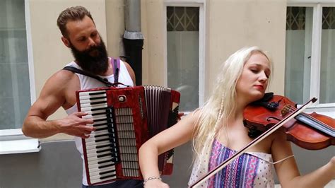 Witek muzyk ulicy, jedna z najbardziej charyzmatycznych i autentycznych postaci polskiej sceny muzycznej. Witek muzyk ulicy. Ja się w tobie zakochałem 2 - YouTube