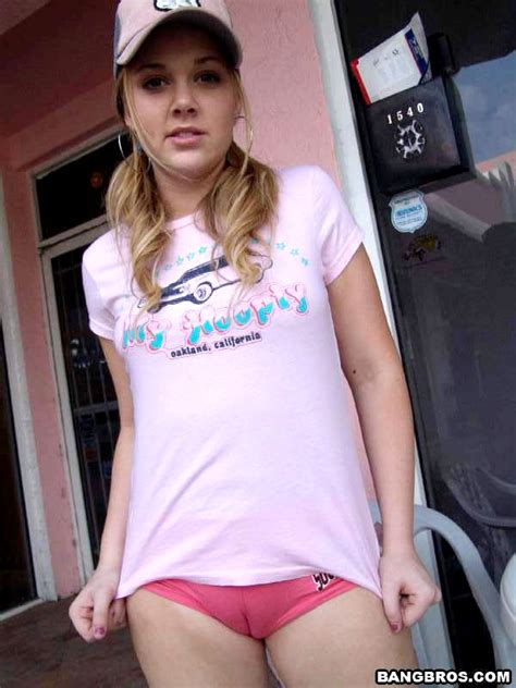 My camel toe always gets noticed when i go out. Mr Cameltoe Mrcameltoe Model Natural Cameltoes Pornpicture ...