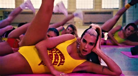 Silk city, dua lipa feat. Dua Lipa plays fitness instructor in 'Physical' workout ...