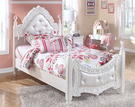 The exquisite full ornate poster bed with tufted headboard & footboard, made by signature design by ashley, is brought to you by godby home furnishings. Exquisite Full Poster Bed With Trundle from Ashley ...