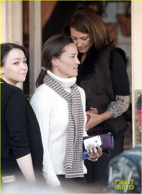 Nach der taufe von baby george und weiteren öffentlichen auftritten an der seite von prinz william, hat sich die herzogin von camebridge eine pause verdient. Pippa Middleton: Compoir Lunch with Mom Carole!: Photo ...