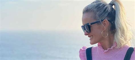 Elle se tape un nain. Laeticia Hallyday: elle partage un tuto pour bien se laver ...
