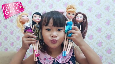 Membesarkan anak perempuan di era digital yang kebanyakan menampilkan sosok wanita yang sempurna merupakan sebuah tantangan tersendiri. Chika Dapat Temen Boneka Gifty Gals 💖 Boneka Anak ...