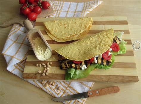 Conosciuta anche come fainè, fainà o cecìna, è preparata con farina di ceci, acqua, sale e olio farinata di ceci: Piadine vegan con farina di ceci | Dal dolce al salato con ...