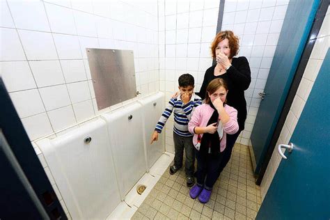 Unsere toilette im schrebergarten (frau meise). Ekel-Toiletten in Freiburger Grundschule - Urin tropft ...