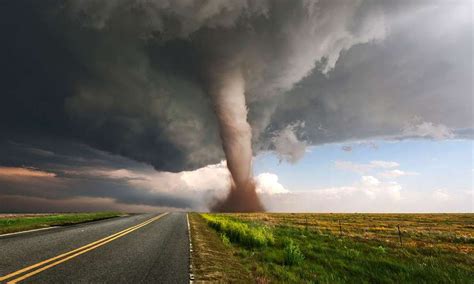 ▶meilleure photo pour votre projet! Ce drone plonge au cœur des tornades pour vous sauver ...