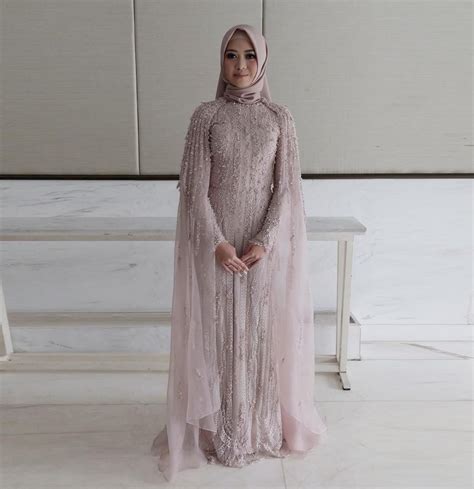 Namun, pastikan kalau anda memilih kain satin yang memiliki warna senada. 45+ Model Baju Brokat Gamis Atasan Modern Terbaru 2020