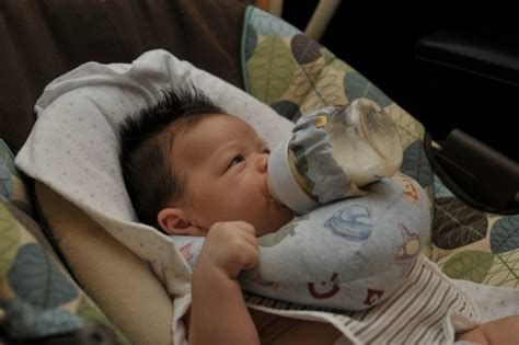 Beberapa bayi biasanya sering terlelap setelah menyusu dan membuatnya tidak bersendawa. Menyusu bayi baru lahir - Ini 5 soalan yang dijawab oleh ...