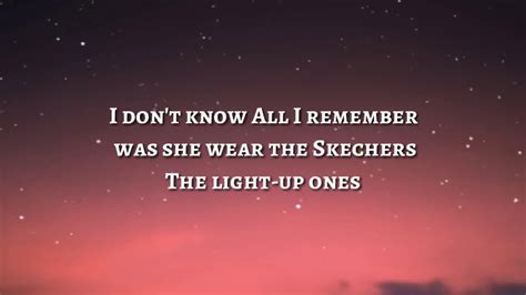 Lagu skechers menceritakan tentang seorang pria yang jatuh cinta pada pandangan pertama, namun ia tidak mengingat wanita itu yang dia ingat, wanita. Lirik lagu SKECHERS - YouTube