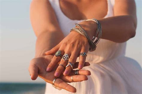 How loose should ring be? Do Rings Fit Tighter in Summer? - StyleCheer.com