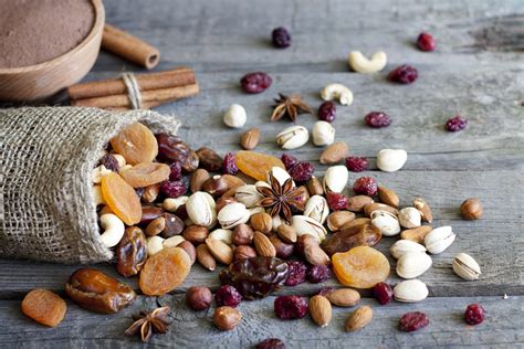 The pros and cons of eating dried fruits | Cookist.com