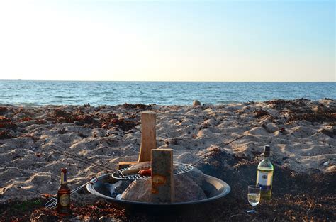 3 kleine, komfortabel ausgestattete ferienwohnungen für 2 personen und eine größere ferienwohnung für 4 personen stehen hier zur auswahl. Fehmarn mit Hund: Grillen am Strand auf der Insel Fehmarn ...