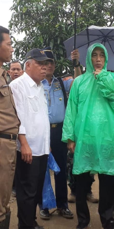 Jas hujan axio memiliki model yang sangat elegan, dan juga memberikan perlindungan 100% terhadap air. Monyet Pake Jas Hujan - Jual jaket hujan / jas hujan ...