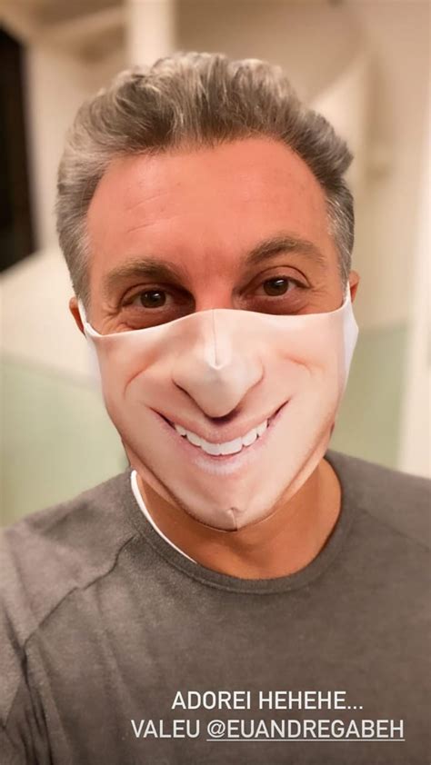 A loira recebeu a participação do comediante fábio porchat. Angélica e Luciano Huck usam máscaras deles mesmos e ...