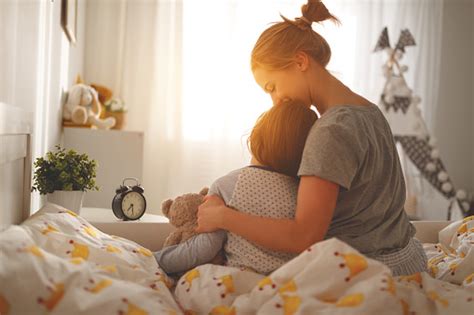 (mit wem?) das weiß nur sie allein ooh, wer schuld ist an muttis mutterbauch ist vertraulich und nur für den dienstgebrauch (streng geheim!) Mutter Aufwacht Tochter Im Bett Morgens Stockfoto und mehr ...