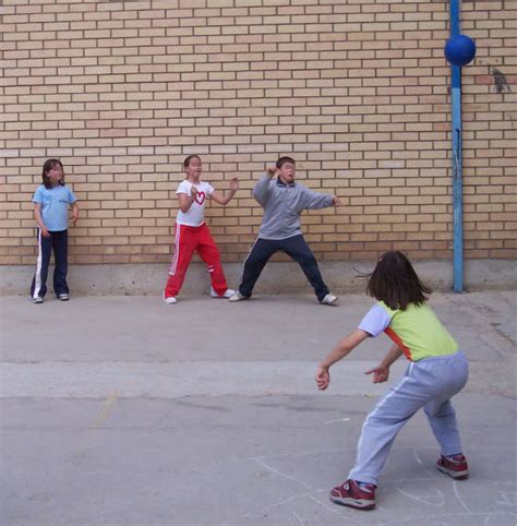 Pues tirar de los juegos sos, juegos para clases de español que siempre llevo en la mochila o que no necesitan mucho material y pueden salvar una clase. 00438 Fronton Rebullon 01 - Juegos para niños