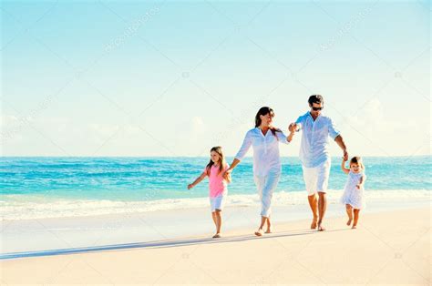 Check out our gallery of lovely family photos and find and download what you need. Família feliz na praia fotos, imagens de © EpicStockMedia ...