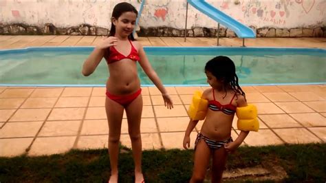 Quem vestir mais roupa vence! Desafio da Piscina! - YouTube