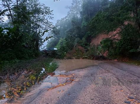 Sitting elegantly in the land of tanah rata, the largest town in cameron highlands and 2km before brinchang, hotel resort is just 4 minutes walk away from tanah rata bus station. Tanah runtuh halang Jalan Tapah-Cameron Highlands - Isu ...