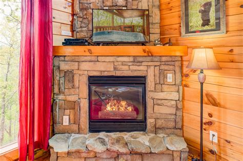 Cozy creek cottage is in a great spot to quickly access downtown gatlinburg or the entrance to the national park, but also offers the privacy of a cabin with it's own creek. Bearly Naked Log Cabin - Gatlinburg, TN Cabin - Cozy ...