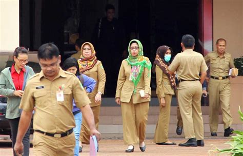 Saya ingin menanyakan jam kerja bagi pns. konveksi seragam batik: Pakaian Seragam Honorer