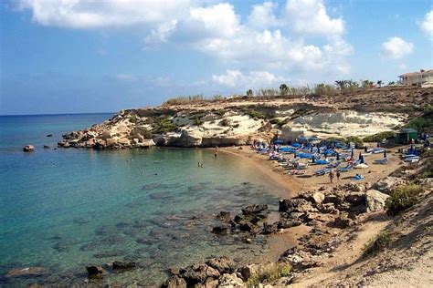 Se caracterizan por sus estribaciones montañosas, sus cabos ricos en vegetación y sus zonas verdes arboladas y, por tanto, tan diversas como la propia isla. Playa Kapparis Chipre europa , Playas del mundo