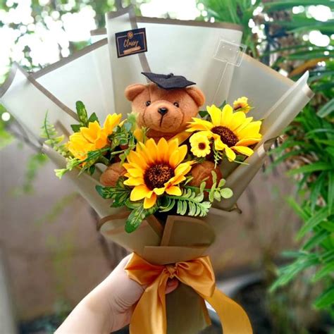 Free delivery dan custom kartu ucapan! Bouquet Bunga Matahari Artificial & Boneka Wisuda / Bunga ...