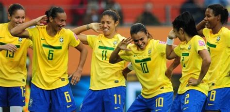 Além disso, estão indicados os times a que pertenciam os jogadores da seleção brasileira quando o jogo foi realizado. MG20: Brasil disputa jogo treino contra Universidade antes ...