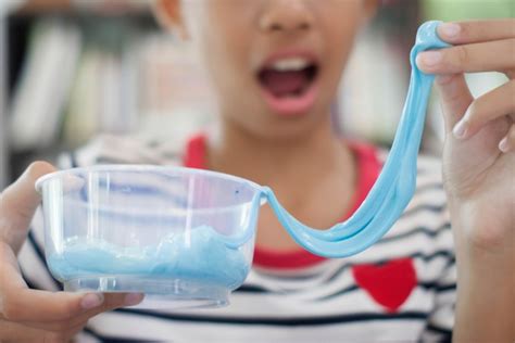 Con un attimo di distrazione, il boccettino del nostro smalto preferito può rovesciarsi sui tessuti: Macchie di slime, 4 metodi per toglierle | DonnaD