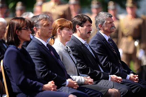 A ferenc pápa által pontifikált szentmisére már több mint százezren regisztráltak. Imával és József Attilával ünnepelték Áder Jánost