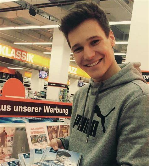 Wincent weiss schwester weißes hintergrundbild weißer anzug hintergrund weiß schöne menschen promis schöne hintern lyrische zitate tumblr hintergründe. Pin von Pineapple Queen of My MindPala auf MEN | Wincent ...