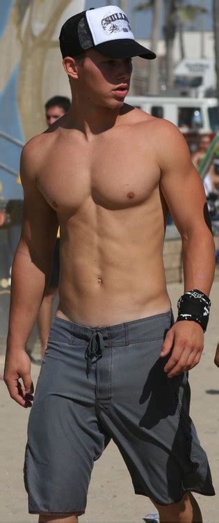 Muscle boy with a smooth body jerking off his delicious cock, and cums on himself. Amateur twinks jerking off on webcam - Gaysjerkoff