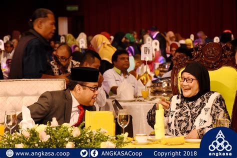 Menjadi salah satu badan usaha milik negara (bumn) yang memberikan pelayanan lalu lintas udara serta bisnis bandar udara di indonesia. Galeri ANGKASA - Category: Majlis Pelancaran Gold Hub ...