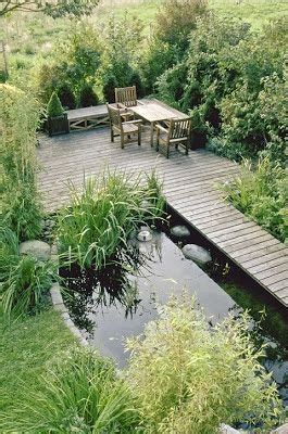 Das sanfte plätschern des wassers, das rege treiben kleiner fische und dazu vielleicht noch ein paar wasserpflanzen wie seerosen oder lotosblumengewächse: Wasser im Garten - ein kleiner, begehbarer Teich mit Steg ...