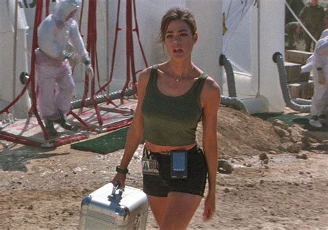 An seiner seite ist kein dummchen sondern die attraktive nuklearexpertin dr. Dr. Christmas Jones (Denise Richards) in DIE WELT IST ...