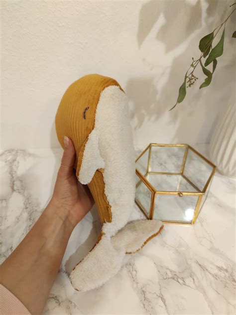 Dieser kuscheltier wal ist 30 cm lang, wenn er fertig ist. Wal mit Knisterflosse - Kuscheltier nähen | Kreativina.de