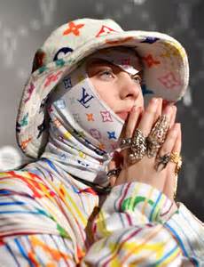 December 18, 2001), known professionally as billie eilish, is an american singer and songwriter born and raised in los angeles, california. Warum der Style von Billie Eilish so besonders ist | STYLEBOOK