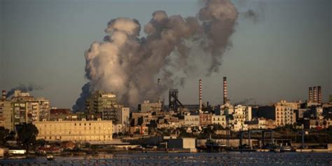 Cokeria ilva taranto, inquinamento in aumento anche a marzo. Ilva, deputato M5S: "Inquinamento è solo inutile allarmismo"