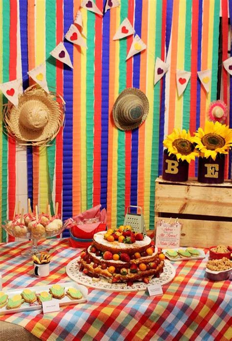 Festa junina sem paçoca não é festa junina, então aproveite a paçoca para decorar a mesa, é com certeza uma decoração simples e barata, e além de gastar pouco ainda fica lindo. Decoração de Festa Junina: 60 Ideias Com Fotos + Passo a Passo